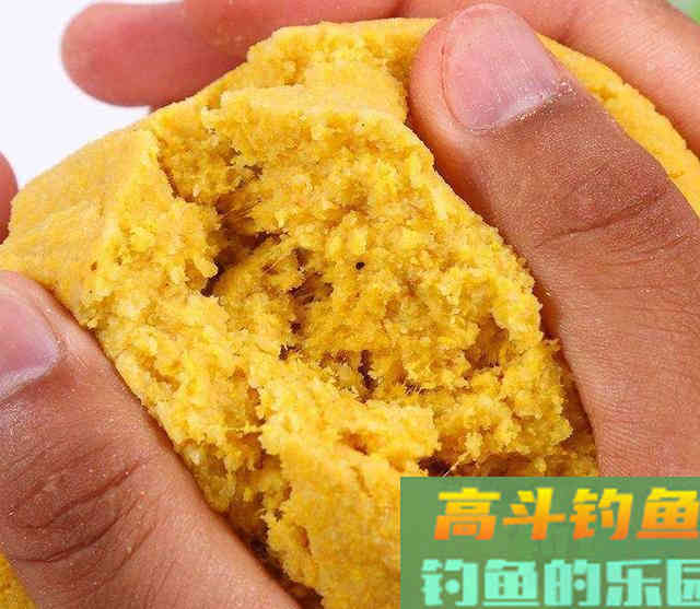 钓友问：为啥用红虫一条接一条，用饵料钓不到鱼