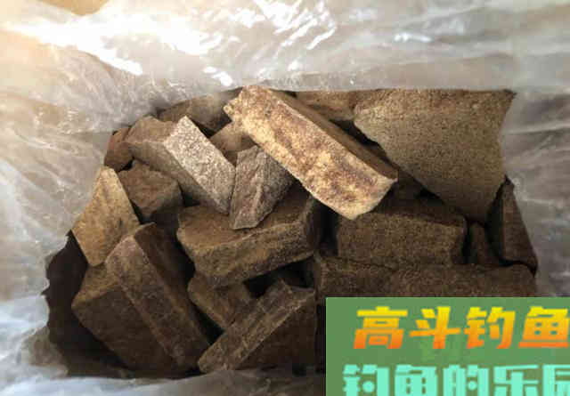 这窝料既能避小鱼又能诱大鱼，野钓打窝刚刚好