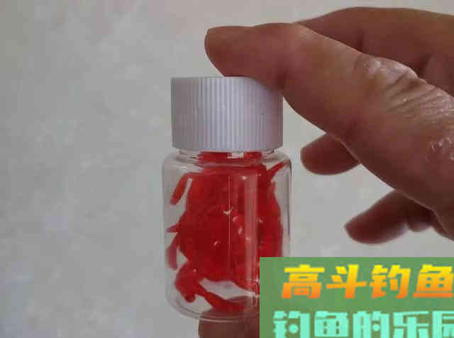 “拿假蚯蚓来钓我！你当我傻么”，用仿生饵挂钩，鱼都想骂人
