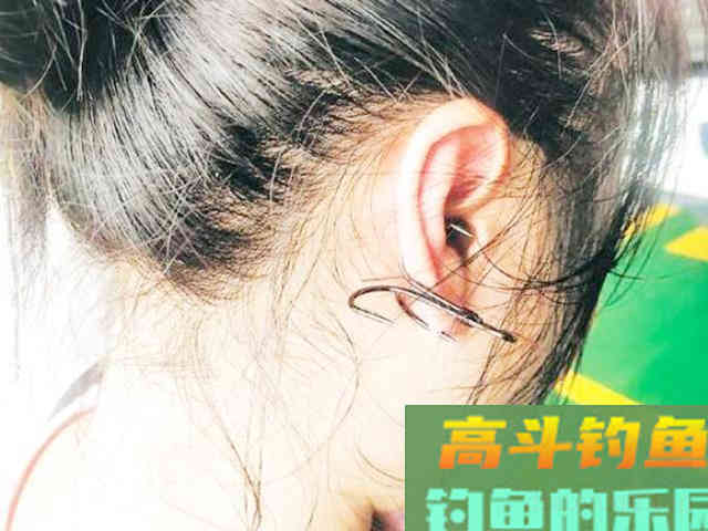 河边钓鱼请远离新手钓友，不然你会吃大亏