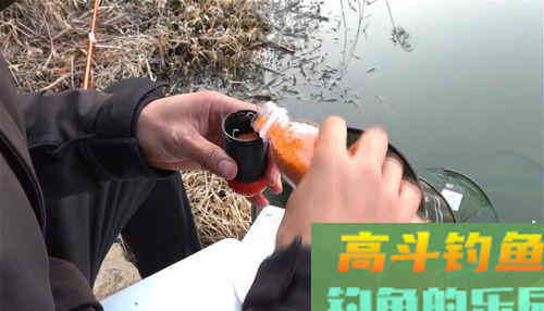 冬天钓鱼，如何快速诱鱼？这样打窝，效果杠杠滴