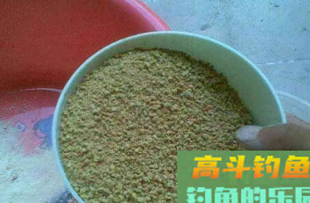 小鸡饲料这么用，既能避开小鱼闹窝，鲤鱼给口接二连三