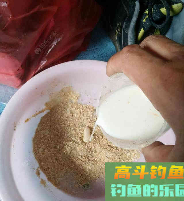 冬季钓鲫鱼，常用这三种小药