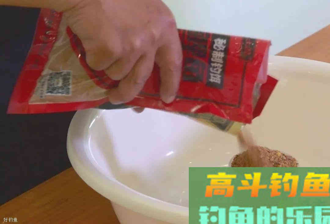 夏季高温多雨，用这款老鬼饵料配方钓鲤鱼最方便