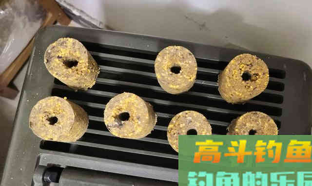 自制饼饵全过程解密，加点蚯蚓土，比买的饵料更好用