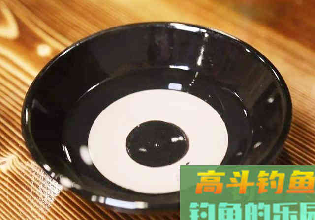 为了钓到鱼，钓友想尽各种办法！鱼：我们被包围了