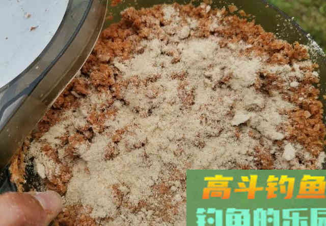 饵料中加点佐料，夜钓鱼口更佳
