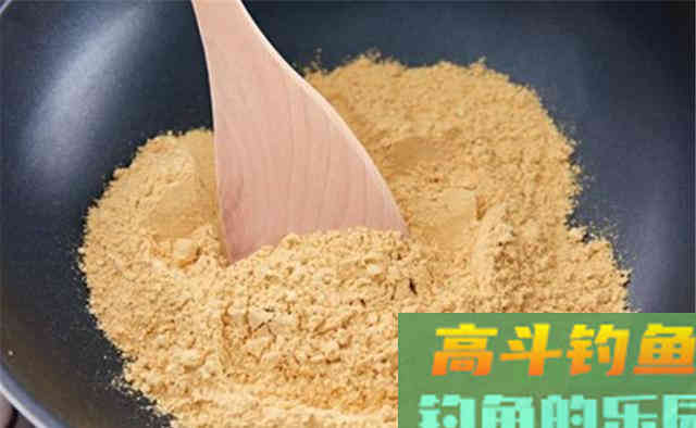 冬季鲫鱼开始扎堆，常规窝料难以奏效，要这样窝料