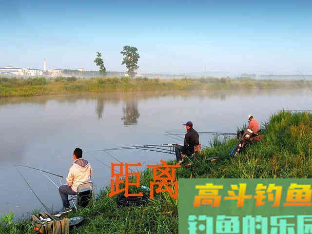 河边钓鱼请远离新手钓友，不然你会吃大亏