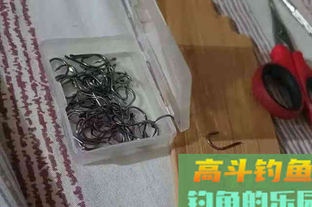 奇了怪了，每一次提竿都没鱼，被迫用上这狠招