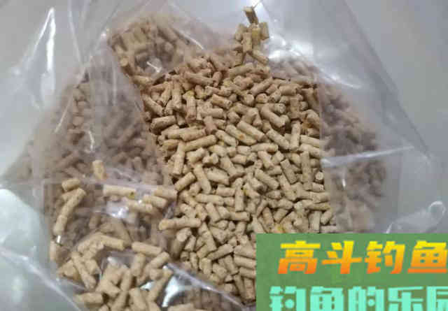 秋天钓鲤鱼，你可以这样搭配饵料，又简单又省钱