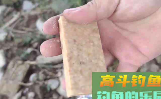 压缩饼干打窝是交智商税吗？钓鱼人实测，水下镜头记录全过程