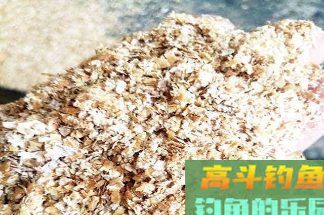 大叔没钱买饵料，索性就自己在家做