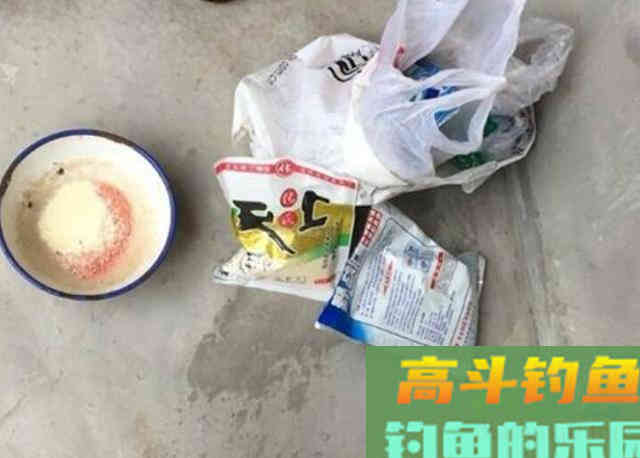 冬季野钓鲫鱼时，可以在饵料中添加的一些辅料