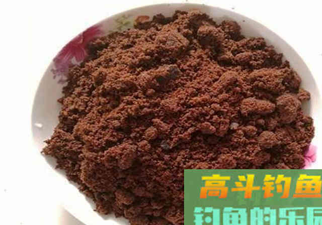 小伙自制钓鱼窝料，花了200块买了40斤原料