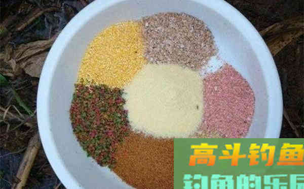 野钓时，饵料搭配及用饵是三个原则