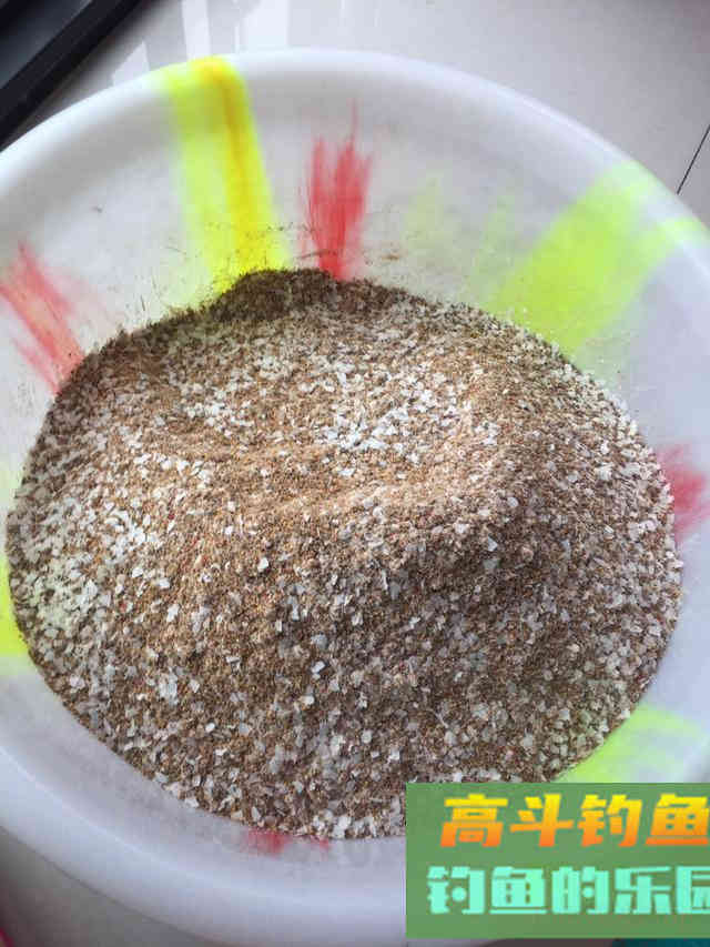 野钓环境下自制散炮，不但避小鱼，还专诱大鲫鱼