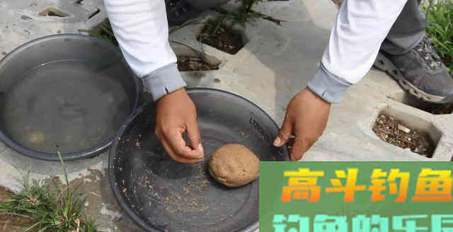 钓鱼开饵，饵干了或湿了咋办？教你3招解决
