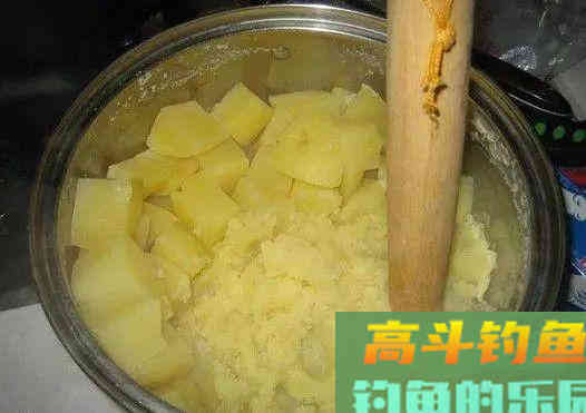 民间最土的2种鲫鱼饵料，越冷效果越好，上大板鲫
