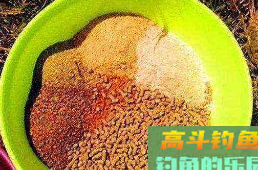 晚秋用腥饵，也要有技巧，这么做才能大鱼进窝小鱼不闹