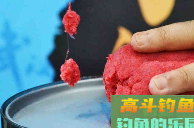 秋季使用蓝鲫饵钓鲫鱼时，添加辅助饵料效果好