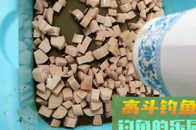火腿肠也能钓鱼？用白酒、红糖、氨基酸泡制后，有效