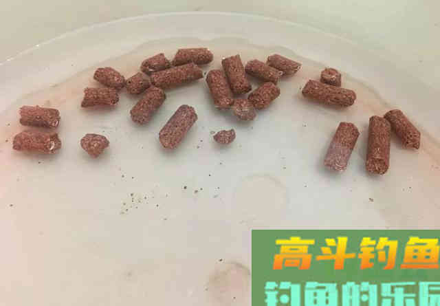 ​野钓用什么打窝最省钱，一捧颗粒两把米，大小通杀
