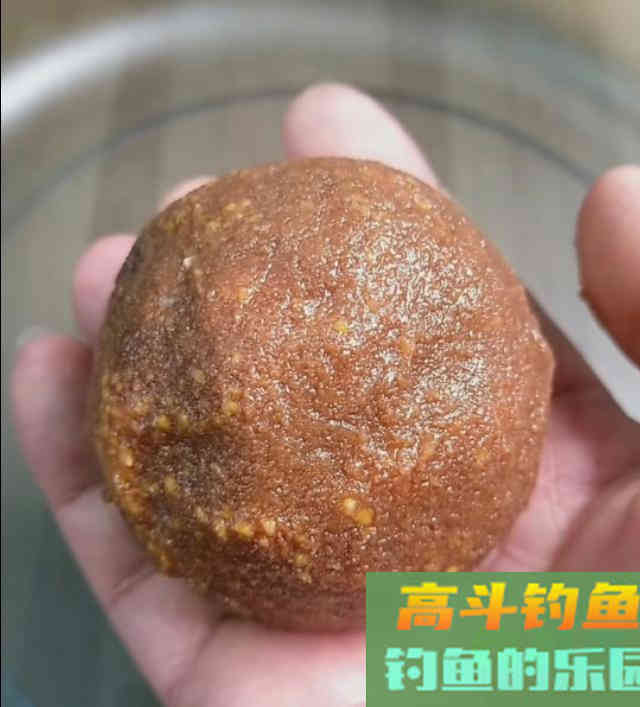 这款自制饵料专钓大鲤鱼，每次一小盆，从未失手过