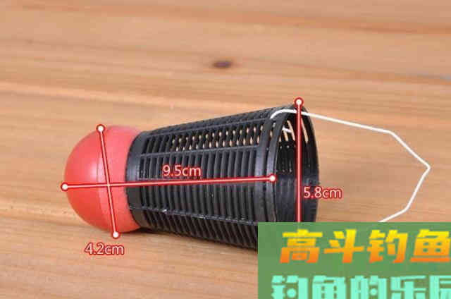 秋季钓鱼，老钓手们最常用的3个打窝诱鱼方式