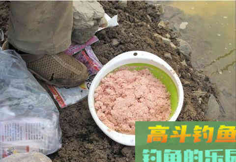 细说打窝诱鱼的思路与操作手法，助你爆护