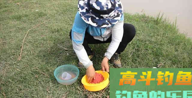 钓鱼开饵，饵干了或湿了咋办？教你3招解决
