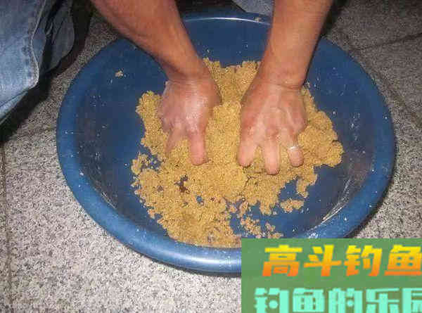 民间最土的2种鲫鱼饵料，越冷效果越好，上大板鲫