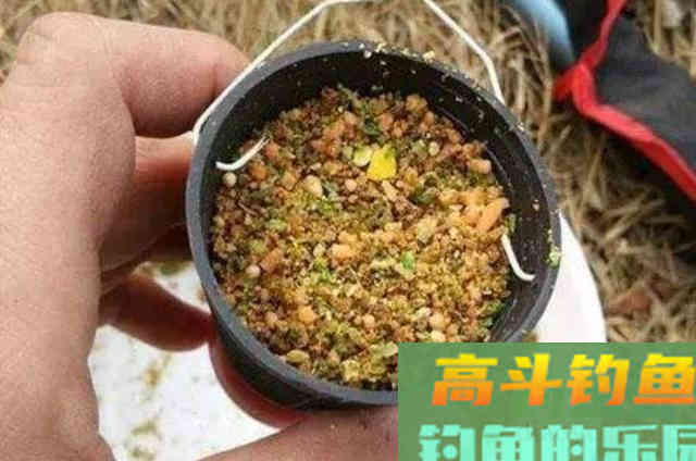 野钓十几年，头一次见这种打窝法，鱼漂入水就有口