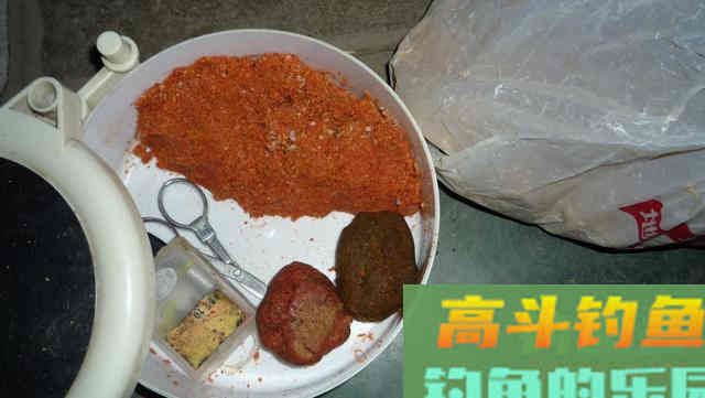 没用完的饵料我从来不扔，发酵了的鱼饵好处多着呢