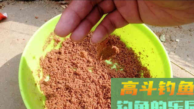 野钓环境下自制散炮，不但避小鱼，还专诱大鲫鱼