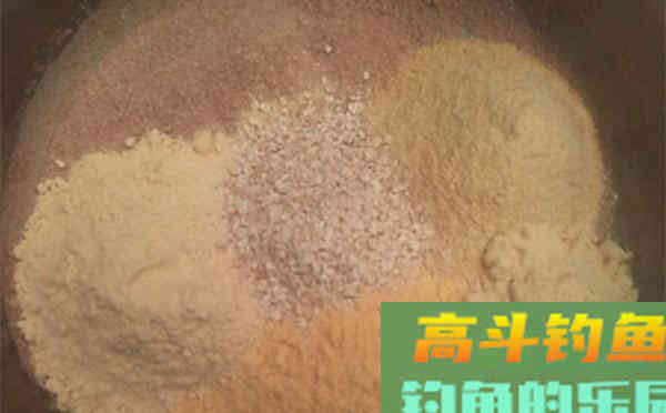 野钓时，饵料搭配及用饵是三个原则
