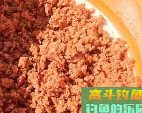 红虫不同场合下做钓饵技巧，用好了隔壁老王都眼红