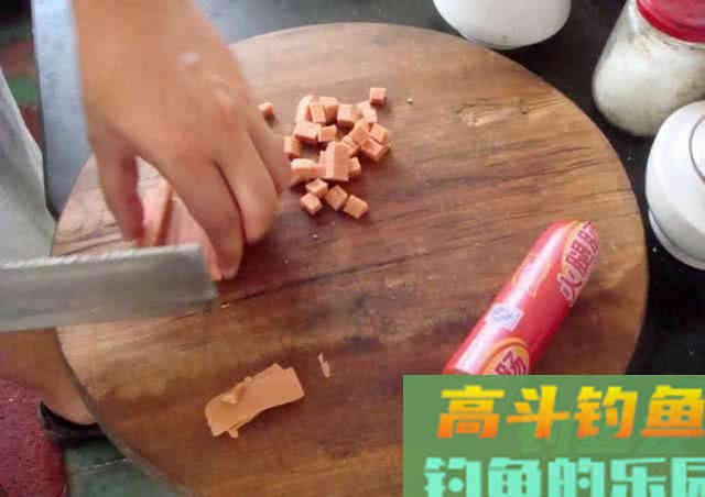 火腿肠也能钓鱼？用白酒、红糖、氨基酸泡制后，有效