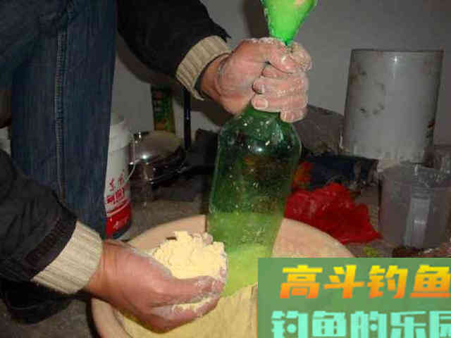 用自制饵料钓鲢鳙，这鱼一来一群，钓不散