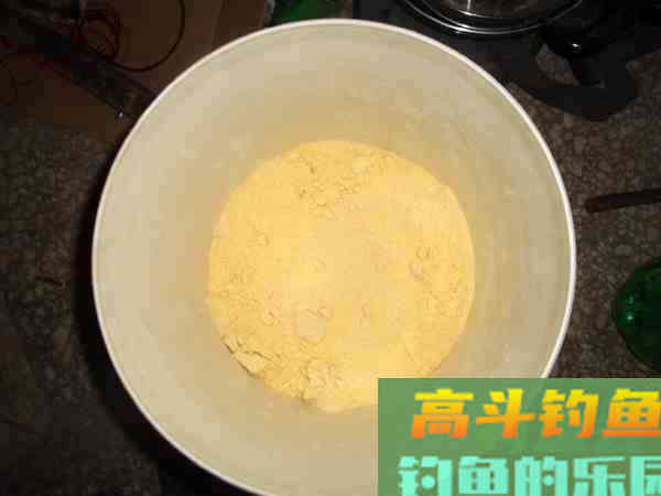 用自制饵料钓鲢鳙，这鱼一来一群，钓不散