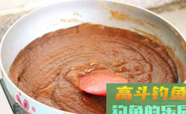 秋季钓大鱼，饵料中加料，效果翻倍，通杀鲫草鲤