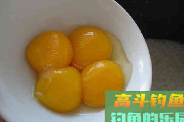 开饵时只要多加点它，大鲫鱼一遇就猛咬