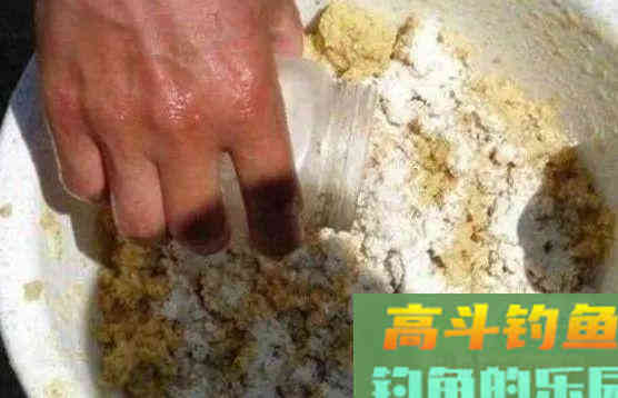 民间最土的2种鲫鱼饵料，越冷效果越好，上大板鲫