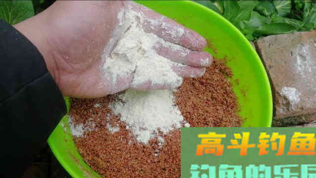 野钓环境下自制散炮，不但避小鱼，还专诱大鲫鱼