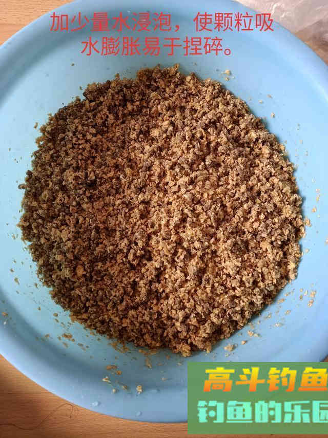 辽河海竿钓鲤鱼多年，玉米面最好用，附糟食饵配制步骤