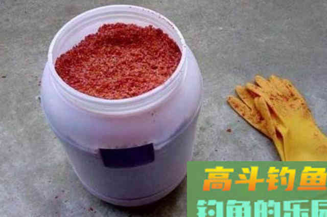 降温之后好钓鱼，户外野钓鲫鱼时最常用的两种饵料