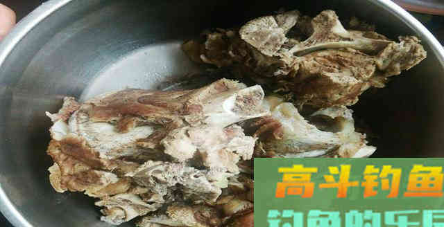 吃完肉的骨头别扔，拿来做窝料，穿透力强诱鱼快