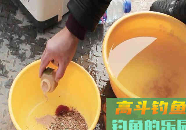 要想饵料附钩性好，钓友得从这3点入手