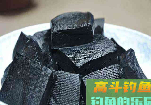 水边捡到一包臭豆腐饵料当中掺了点，半天钓得28斤鱼