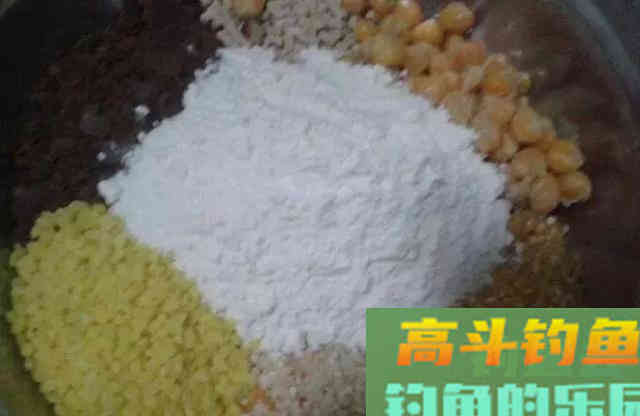 秋季野钓鲫鱼、鲤鱼时，加入这种家中常备食材效果好